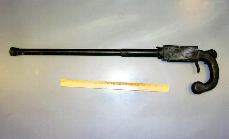 Pistola casera usada por Wells en el banco. AP Images